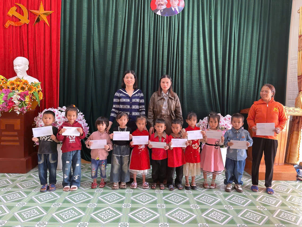 Trường mầm non Kỳ Nam trao quà Tết Ất Tỵ cho học sinh có hoàn cảnh khó khăn
