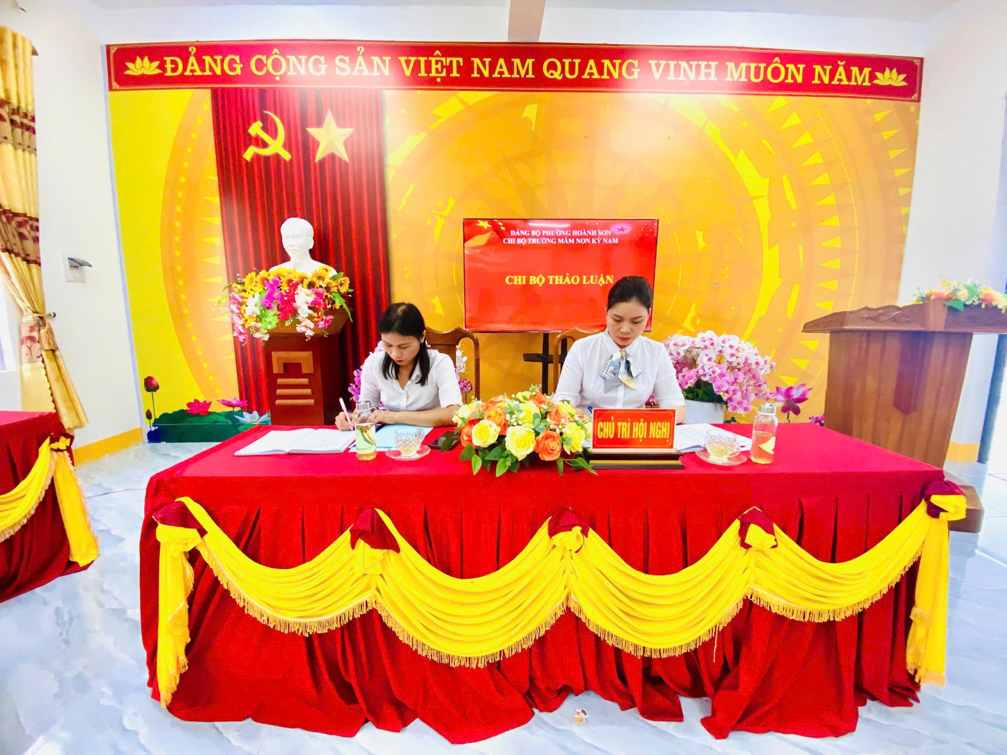 CHI BỘ TRƯỜNG MẦM NON KỲ NAM SINH HOẠT CHUYÊN ĐỀ "NÂNG CAO NĂNG LỰC CHUYÊN MÔN CHO CÁN BỘ QUẢN LÝ, GIÁO VIÊN, NHÂN VIÊN"